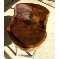 Mesa de madera con resina...